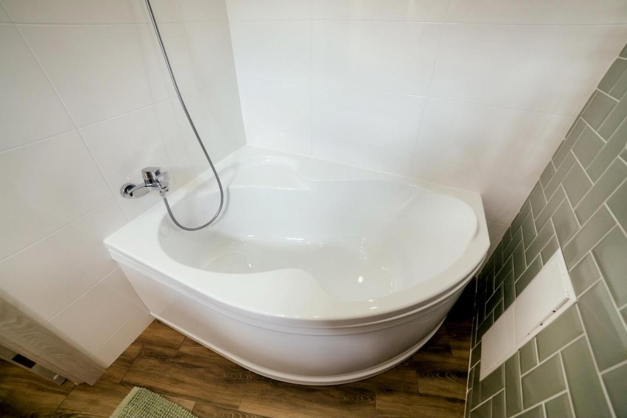 Lara Apartament 3 Apartment Лвив Екстериор снимка