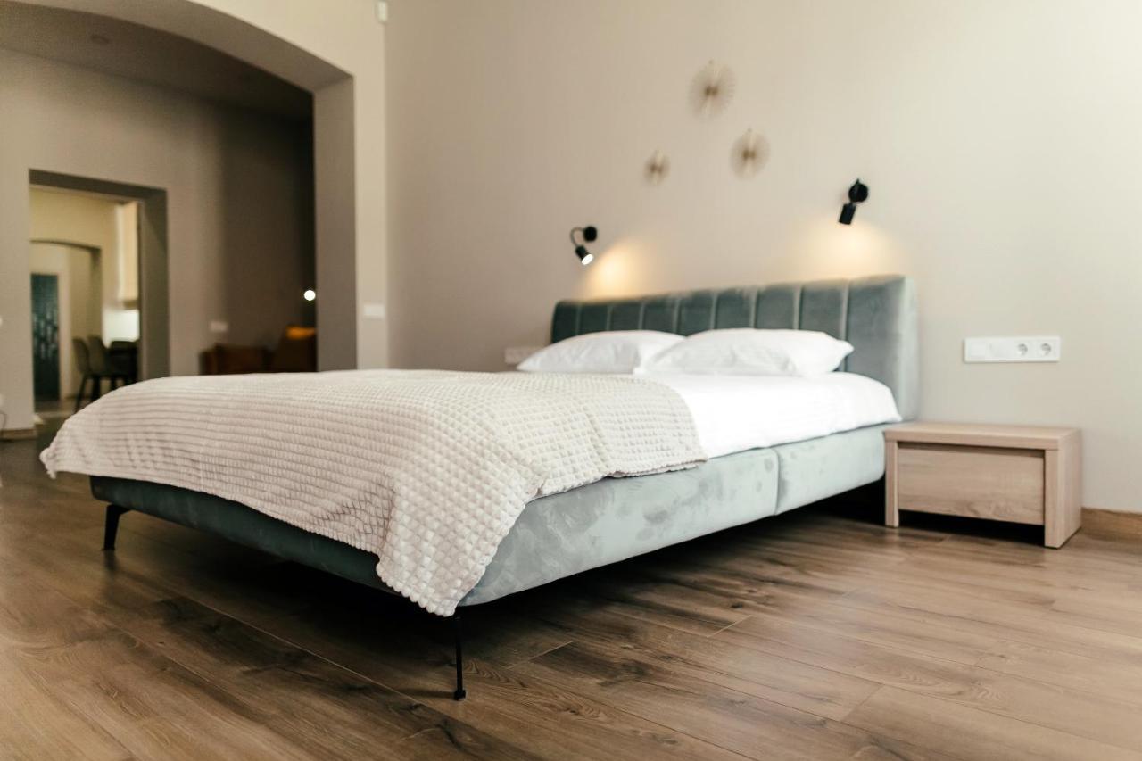 Lara Apartament 3 Apartment Лвив Екстериор снимка