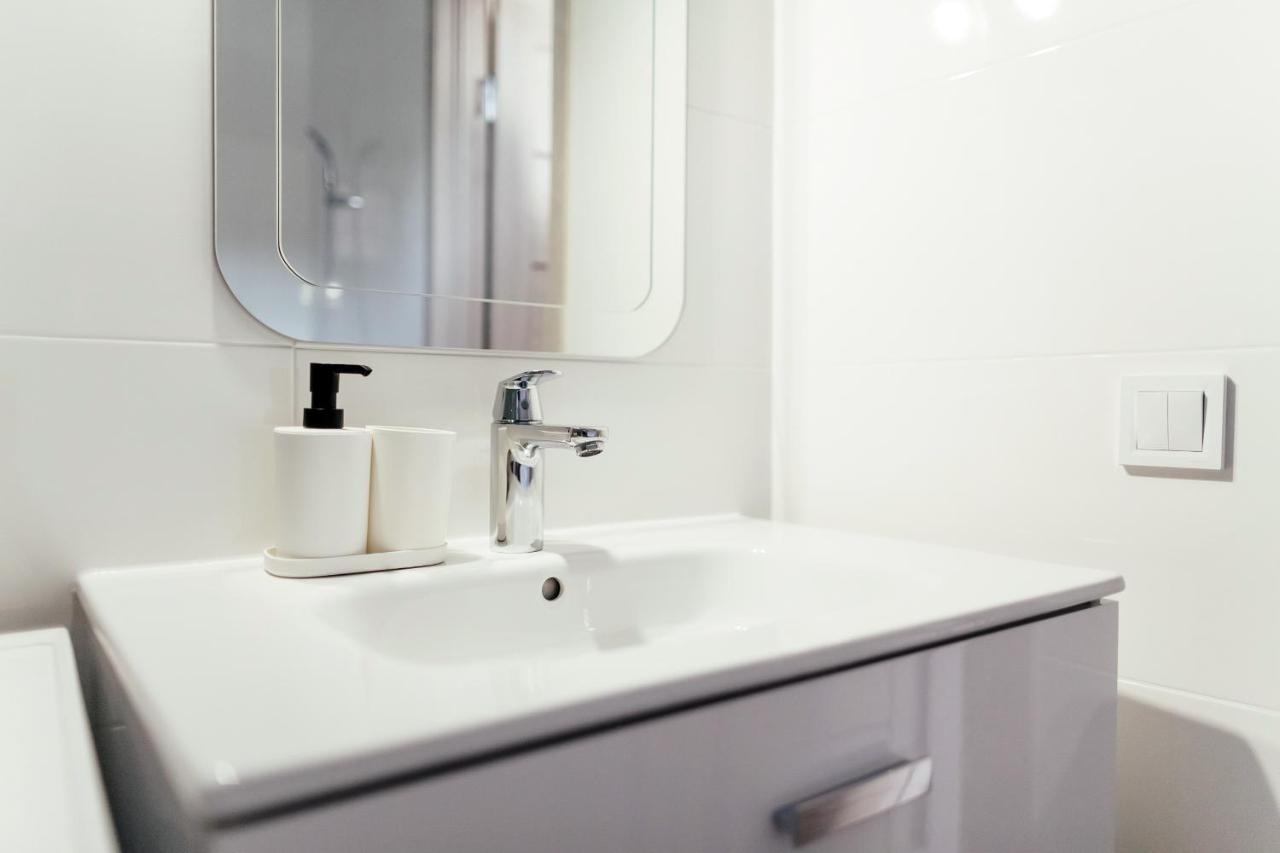 Lara Apartament 3 Apartment Лвив Екстериор снимка